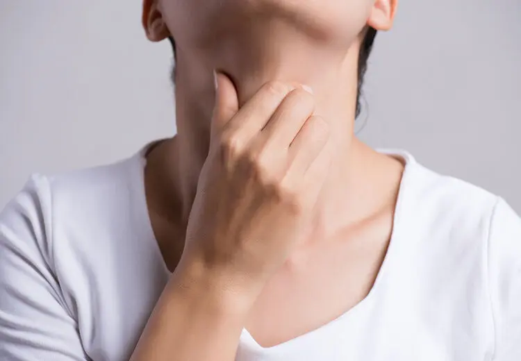 ۷ راهکار طبیعی و ساده برای درمان سوزش گلو