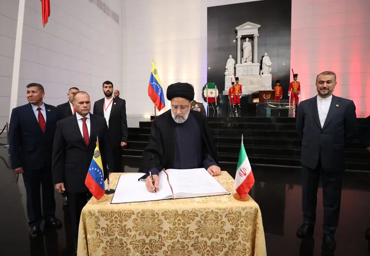 انتقاد رشیدپور از دست‌نوشته عجیب رییسی در ونزوئلا + عکس