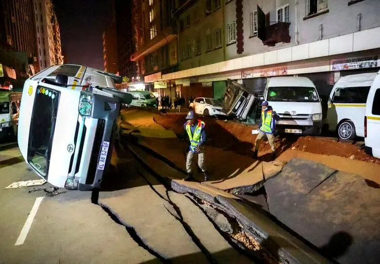 ترک خوردن زمین بعد از انفجار!