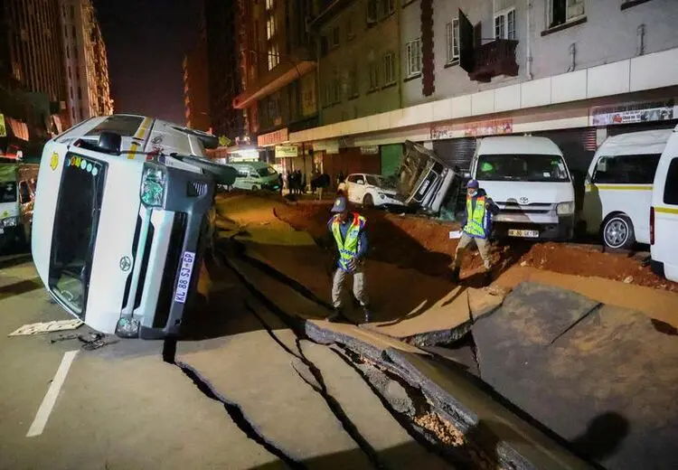 ترک خوردن زمین بعد از انفجار!