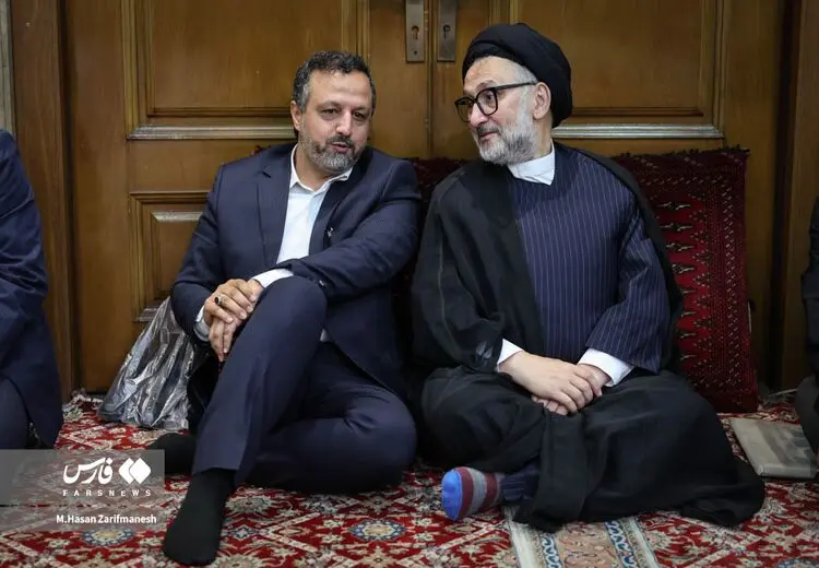 هم‌نشینی رییس دفتر خاتمی و وزیر رییسی در مراسم ختم