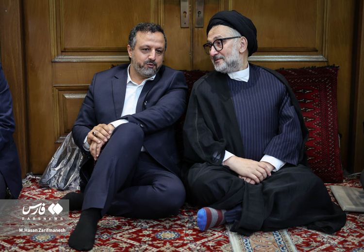 هم‌نشینی رییس دفتر خاتمی و وزیر رییسی در مراسم ختم