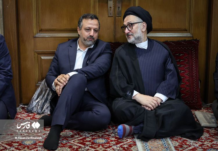 هم‌نشینی رییس دفتر خاتمی و وزیر رییسی در مراسم ختم