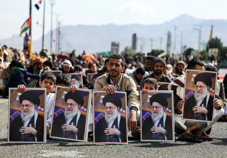 تصویر رهبر ایران در دست مردم یمن