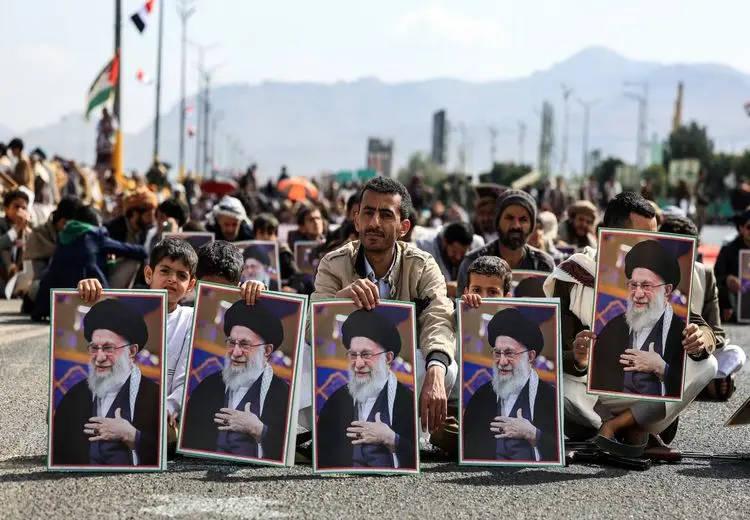 تصویر رهبر ایران در دست مردم یمن