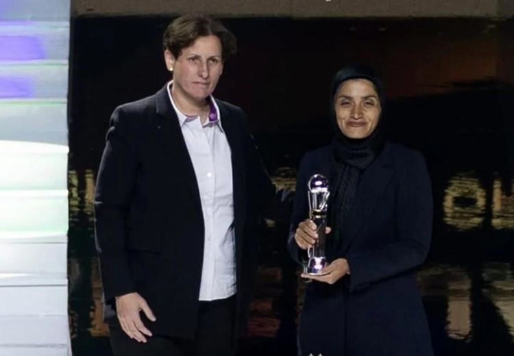 تاج قاره بر سر بانوی ایرانی / زهرا جعفری بهترین مربی فوتبال زنان آسیا شد