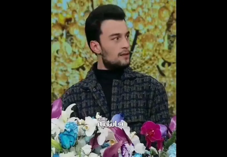 تعجب مجریان برنامه تلویزیونی از مهارت انگلیسی صحبت کردن بازیگر زخم کاری