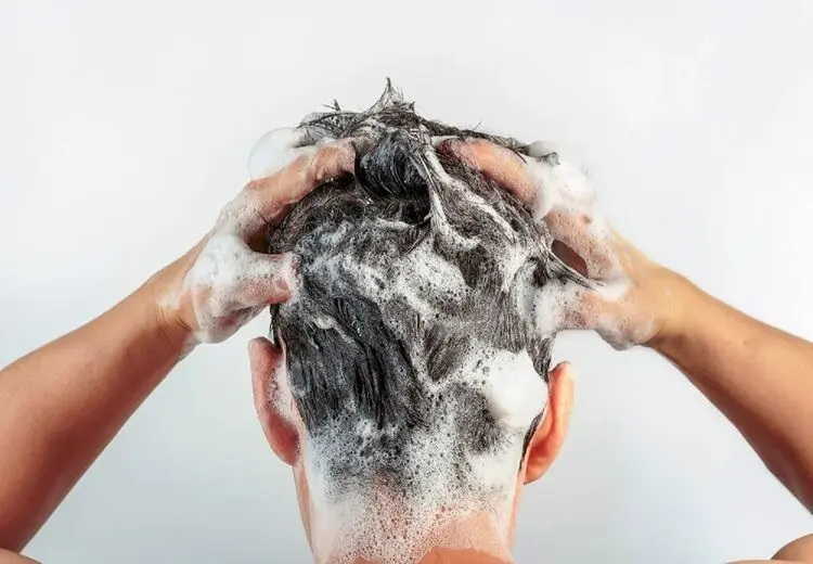 شامپو می‌تواند جلوی ریزش موها را بگیرد؟