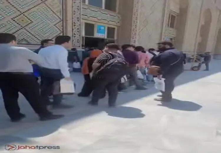 تصاویری از صف طولانی برای دریافت امضا از عادل فردوسی‌پور