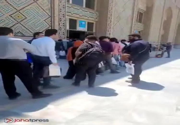 تصاویری از صف طولانی برای دریافت امضا از عادل فردوسی‌پور