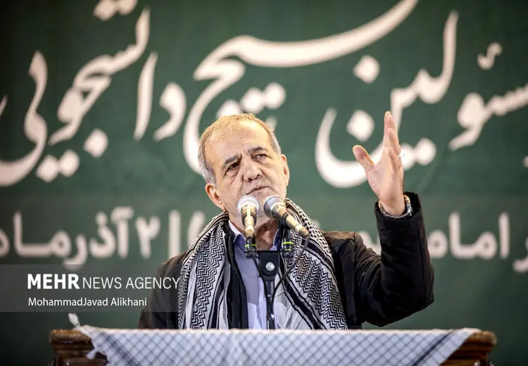مسعود پزشکیان با چفیه بر گردن