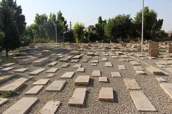 تعرض به گورستان هزار سالۀ شیراز