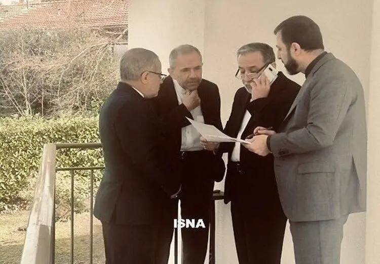 عکس هیات ایرانی در ژنو موقع مشورت با تهران