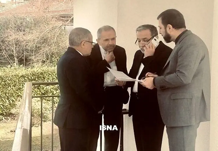 عکس هیات ایرانی در ژنو موقع مشورت با تهران