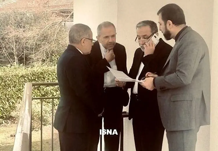 عکس هیات ایرانی در ژنو موقع مشورت با تهران