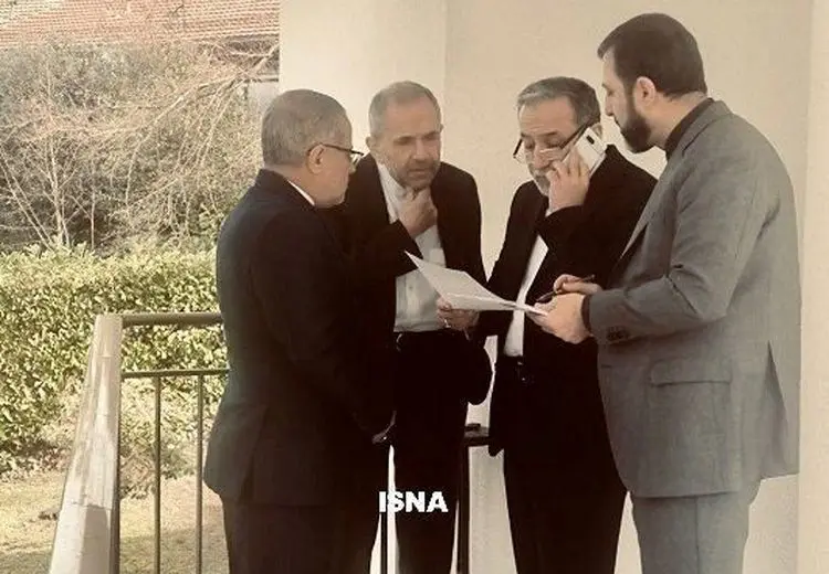 عکس هیات ایرانی در ژنو موقع مشورت با تهران