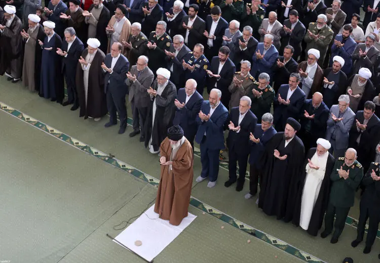 چه کسانی در نماز عید فطر مصلی تهران حضور داشتند؟
