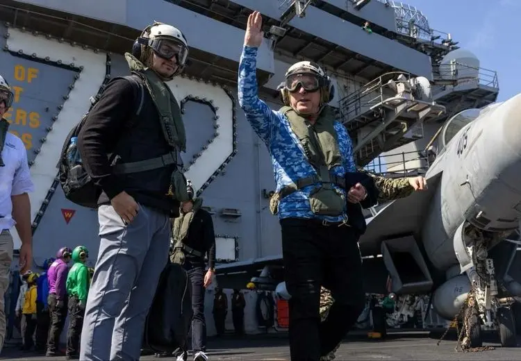 بازدید ویتکاف از ناو آبراهام لینکلن