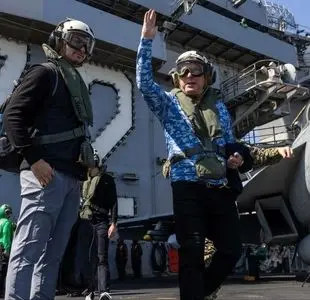 بازدید ویتکاف از ناو آبراهام لینکلن