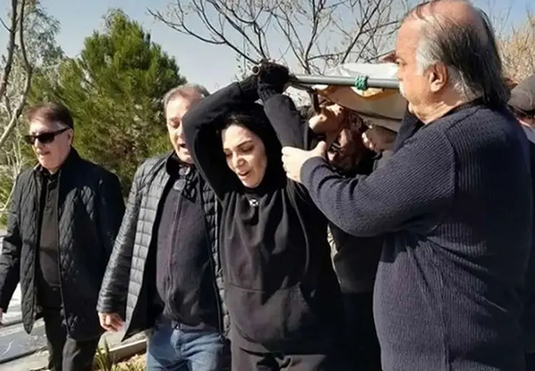 واکنش ها به رفتار متفاوت الهام پاوه‌نژاد در سوگ مادرش