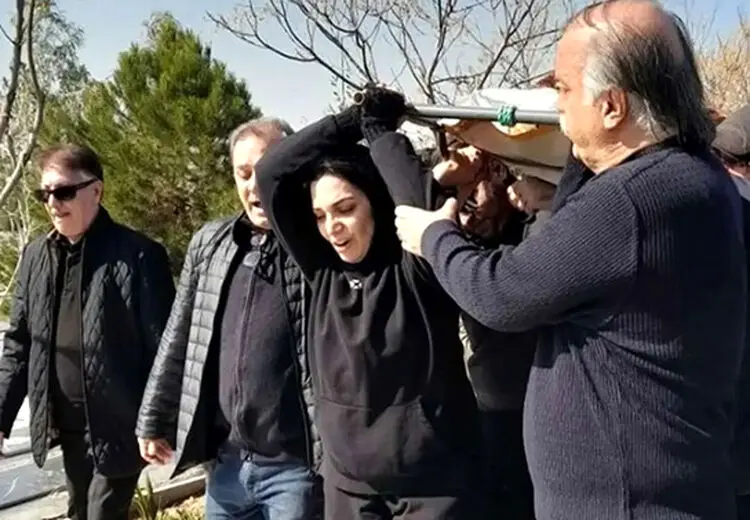 واکنش ها به رفتار متفاوت الهام پاوه‌نژاد در سوگ مادرش