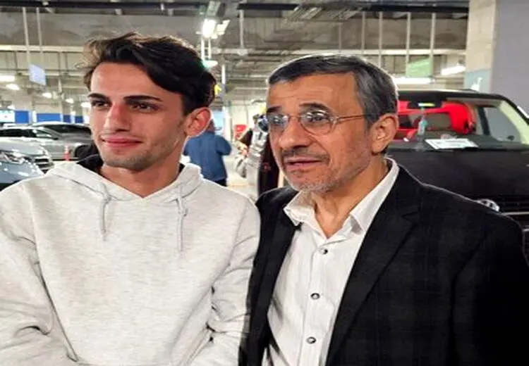 عکسی از محمود احمدی نژاد در فرودگاه استانبول