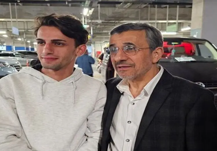 عکسی از محمود احمدی نژاد در فرودگاه استانبول