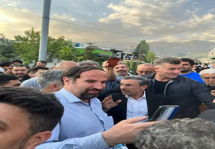 بازار داغ سلفی با آقای کاندیدا در امامزاده صالح +عکس