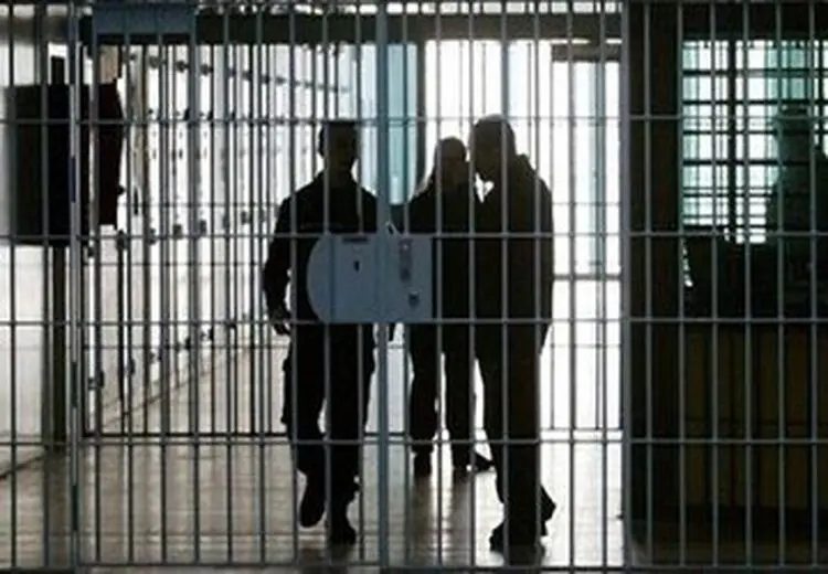 تحویل زندانی فراری به زندان اوین/ عکس