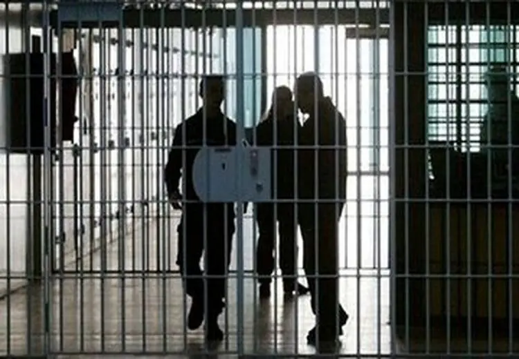 تحویل زندانی فراری به زندان اوین/ عکس