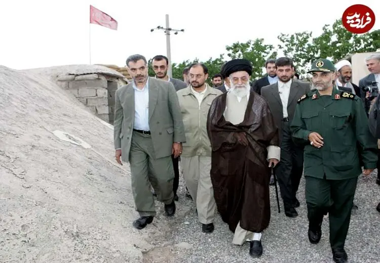بازدید رهبر انقلاب و سردار سلیمانی از موزه جنگ کرمان