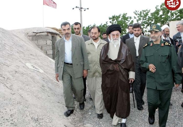 بازدید رهبر انقلاب و سردار سلیمانی از موزه جنگ کرمان