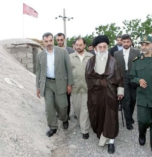 بازدید رهبر انقلاب و سردار سلیمانی از موزه جنگ کرمان