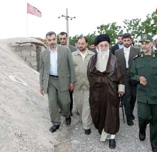 بازدید رهبر انقلاب و سردار سلیمانی از موزه جنگ کرمان