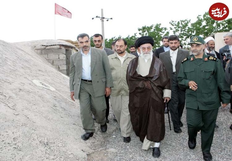 بازدید رهبر انقلاب و سردار سلیمانی از موزه جنگ کرمان