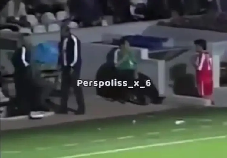 عصبانیت شدید خداداد عزیزی هنگام تعویض با منصوریان!
