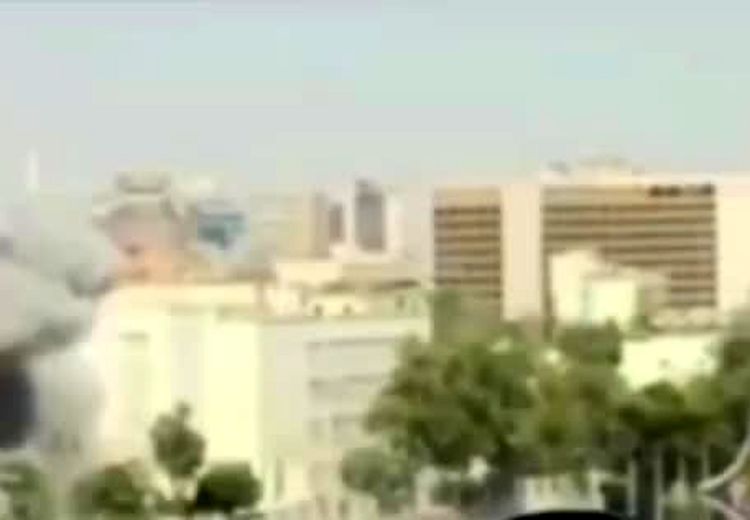  لحظه‌ فرار مجری زن سوری موقع حمله اسرائیل به ساختمان ستادکل ارتش سوریه 
