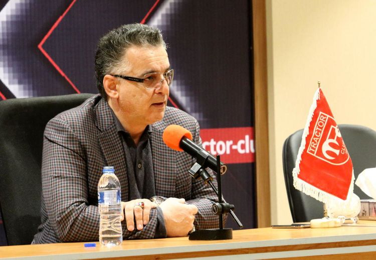 سجده شکر محمدرضا زنوزی در جشن قهرمانی تراکتور / عکس