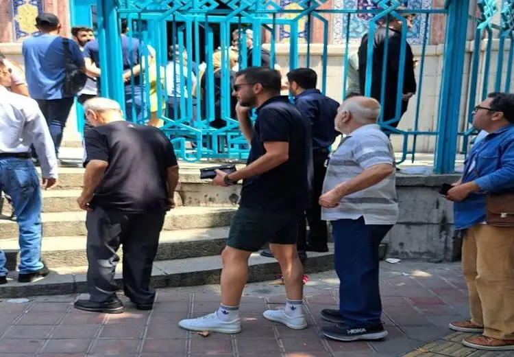 ممانعت از رای دادن یک پسر جوان بخاطر پوشیدن شلوارک