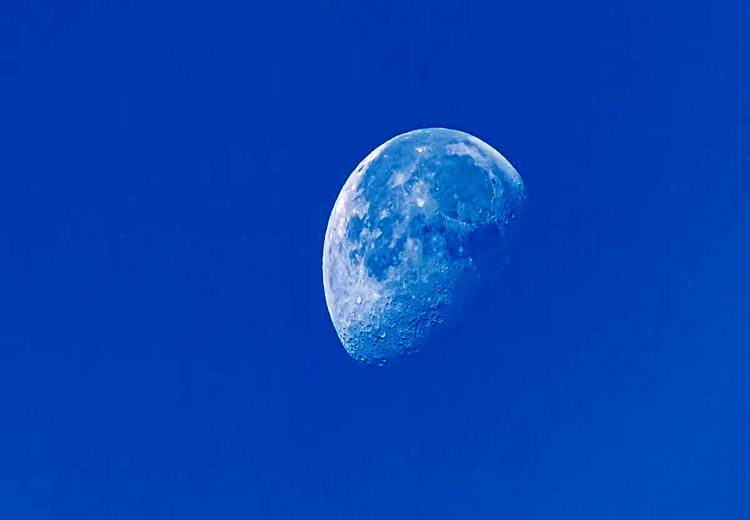 چرا «ماه» در طول روز قابل مشاهده است؟