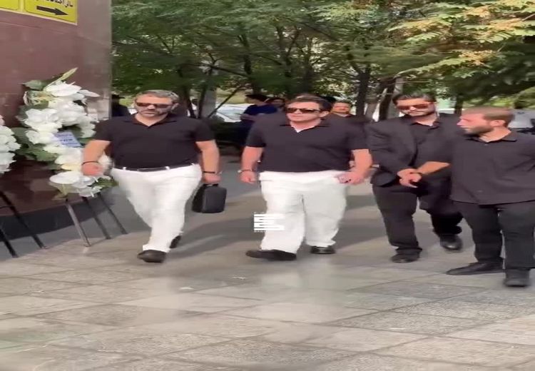 حضور برخی بازیگران در مراسم ختم پدر رامبد جوان/ فیلم
