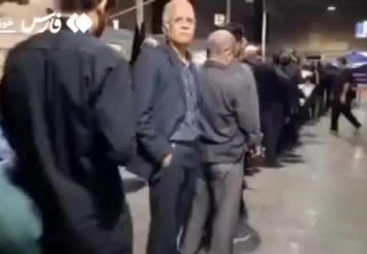 تصاویری با عنوان صف برای پیوستن به ایست‌بازرسی‌ها