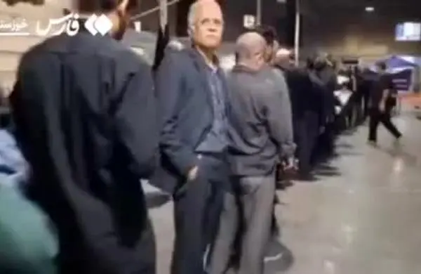 تصاویری با عنوان صف برای پیوستن به ایست‌بازرسی‌ها