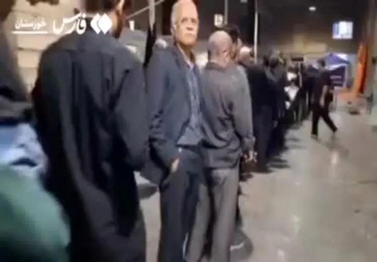 تصاویری با عنوان صف برای پیوستن به ایست‌بازرسی‌ها