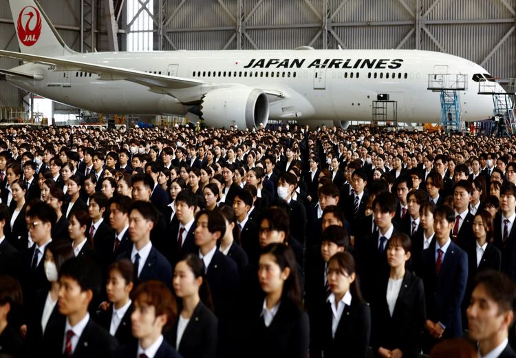 مراسم شروع همکاری کارکنان تازه استخدام شده ژاپنی در شرکت هواپیمایی