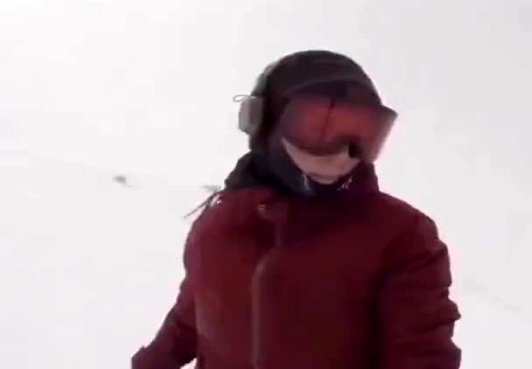 نجات معجزه آسای دختر اسکی باز از دست خرس!