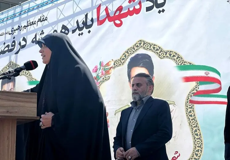 عکس / سخنرانی الهام چرخنده در مراسم تشییع شهدای مرزبانی!