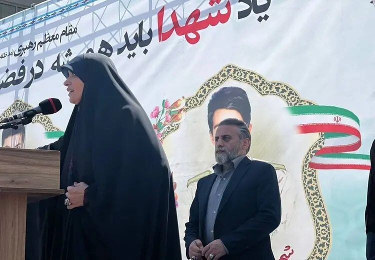 عکس / سخنرانی الهام چرخنده در مراسم تشییع شهدای مرزبانی!