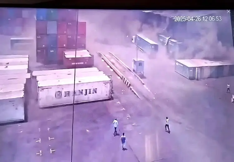 اولین لحظه انفجار در بندر شهید رجایی بندرعباس  