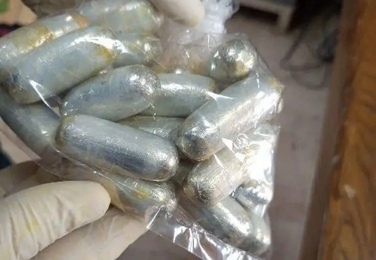 کشف یک کیلو کوکائین بلعیده شده در فرودگاه امام = عکس